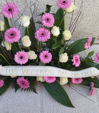 CENTRO FUNERARIO CON GERBERAS Y ROSAS