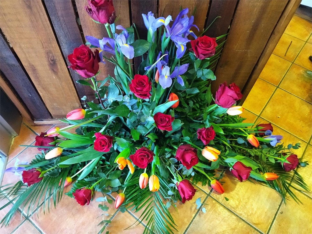 Foto 1 centro variado con tulipanes. rosas e iris