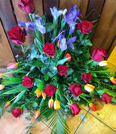 centro variado con tulipanes. rosas e iris