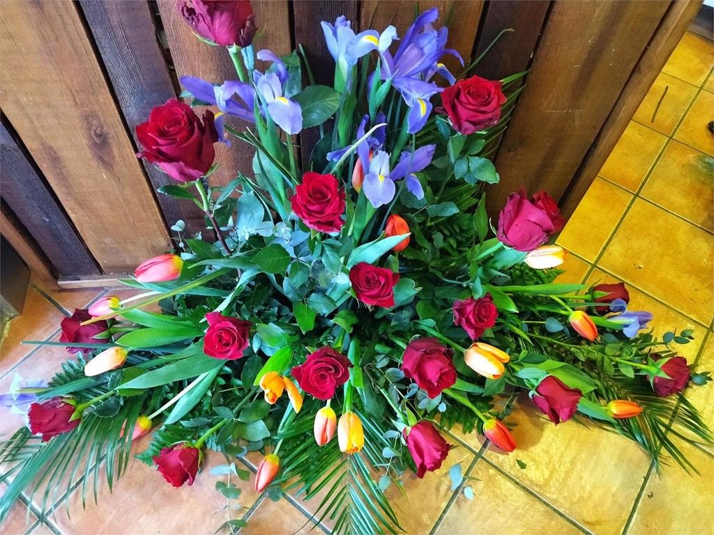 Foto 2 centro variado con tulipanes. rosas e iris