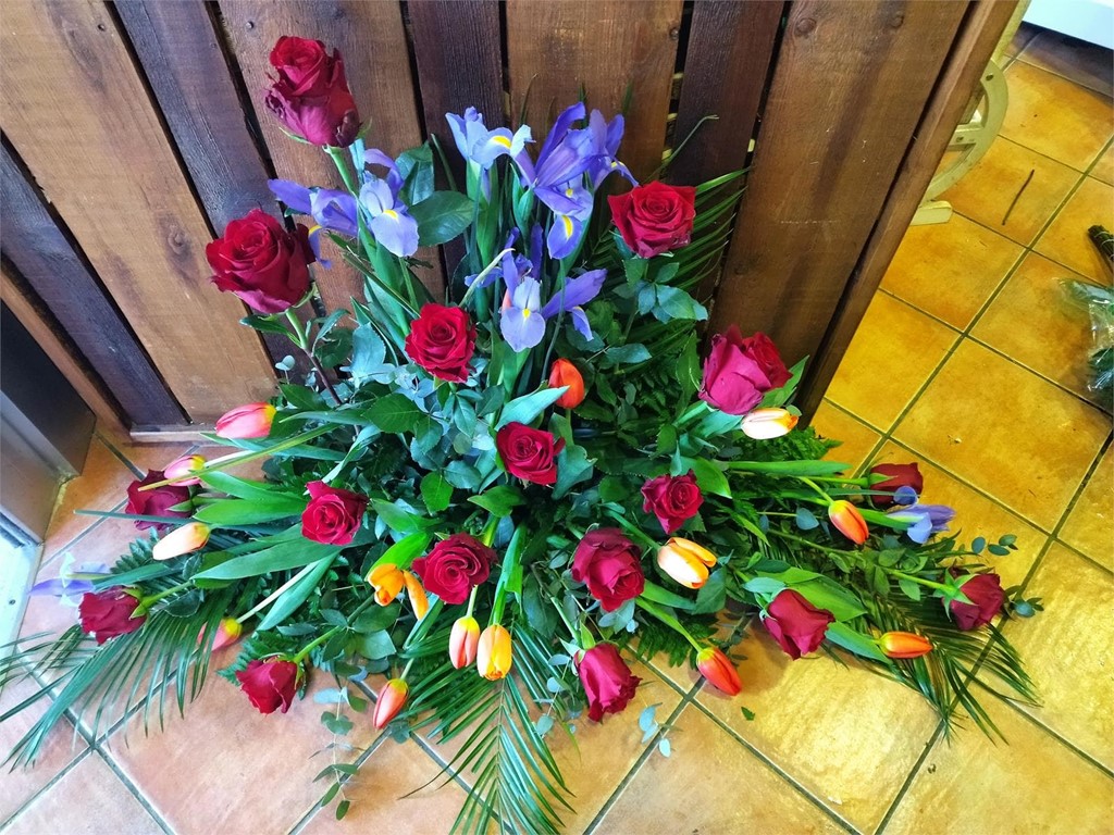 Foto 3 centro variado con tulipanes. rosas e iris