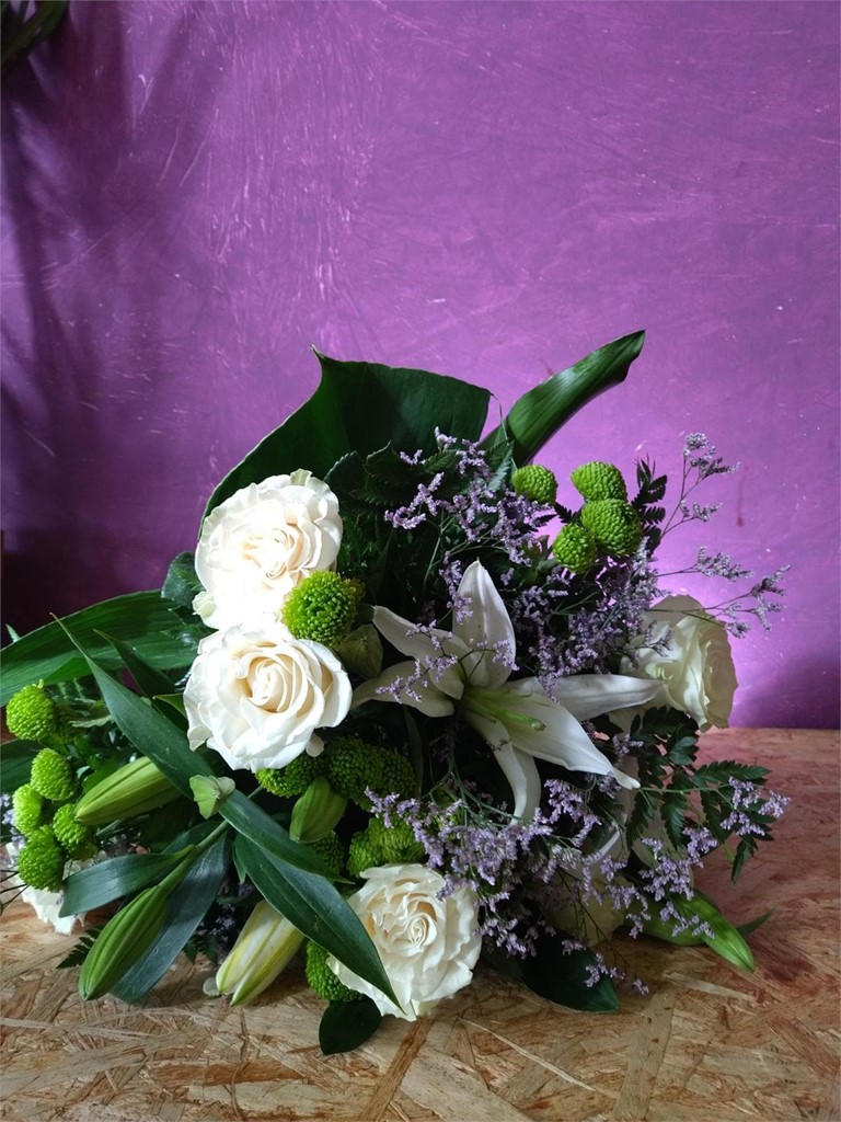 Foto 1 RAMO DE MANO CON 6 ROSAS BLANCAS Y LILIUM BLANCO. ESTE PRECIO VARIA EN SAN VALENTIN. 