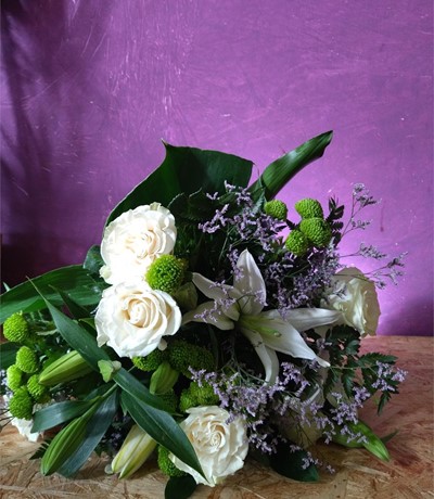 RAMO DE MANO CON 6 ROSAS BLANCAS Y LILIUM BLANCO