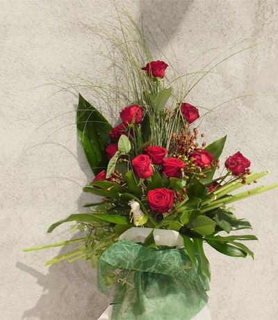 RAMO DE  MANO ROSAS ROJAS