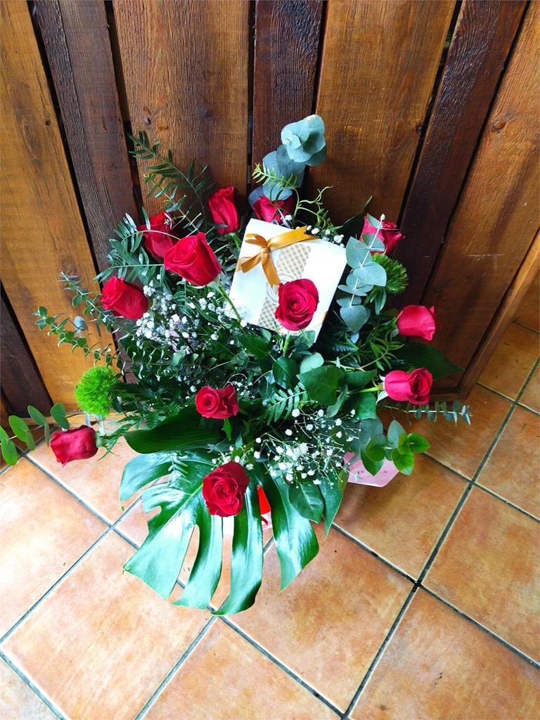 Foto 1 UNA DOCENA DE ROSAS  CON CAJA DE BOMBONES